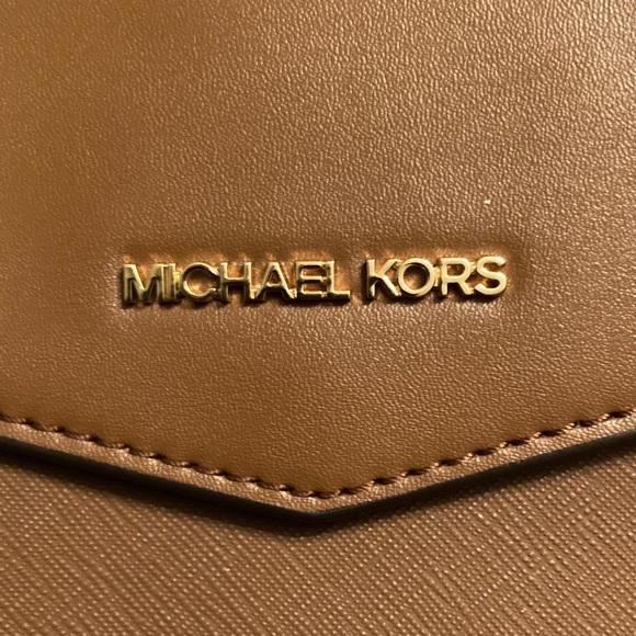 Michael Kors NWOT Tan Compact Envelope Style Convertible Crossbody / Clutch. - Picture 2 of 11